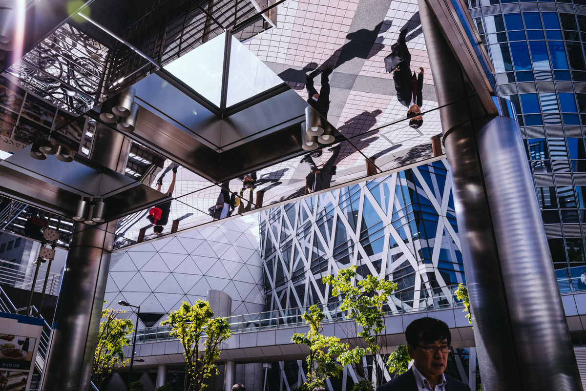 Reflecting on Commuting | A7R & Carl Zeiss Distagon 28mm F2.8 | 1/200s ISO100 28mm
